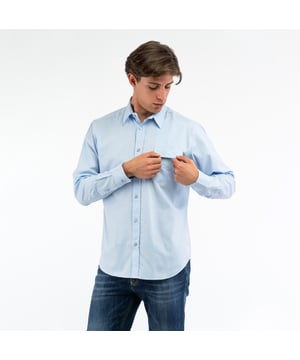Elegantie en sportieve stijl komen samen in de herenoverhemden van BIKKEMBERGS. Ze zijn gemaakt van hoogwaardige materialen en hebben een moderne pasvorm en opvallende details die de stedelijke ziel van het merk weerspiegelen.