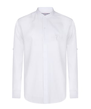 Das Felix Hardy Herren Basic-Hemd – ein zeitloses Essential für jede Garderobe. Gefertigt aus hochwertigem, atmungsaktivem Stoff bietet dieses Hemd ultimativen Komfort und einen gepflegten Look. Dank seines schlichten, minimalistischen Designs mit klassischem Kragen und durchgehender Knopfleiste ist es sowohl für legere als auch formelle Anlässe vielseitig einsetzbar. Die taillierte Passform sorgt für eine elegante Silhouette, während das leichte Material ganztägigen Tragekomfort gewährleistet. Ob lässig mit Jeans oder elegant mit Stoffhosen kombiniert – dieses Basic-Hemd ist die perfekte Grundlage für mühelosen Stil.