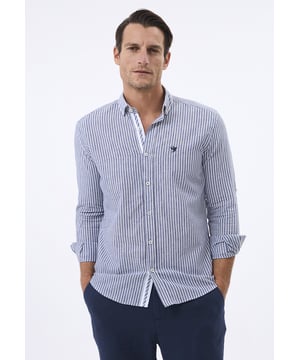 Das Felix Hardy Herrenhemd mit langen Ärmeln und Streifen ist ein elegantes Must-have für die Garderobe, das klassischen Stil mit moderner Schneiderkunst verbindet. Gefertigt aus hochwertigem, atmungsaktivem Stoff, bietet dieses Hemd ein angenehmes und weiches Tragegefühl, ideal für den ganzen Tag. Das zeitlose Streifenmuster verleiht einen Hauch von Raffinesse und ist perfekt für sowohl legere als auch formelle Anlässe. Mit seiner Knopfleiste vorne und dem akkuraten Kragen bewahrt das Hemd einen scharfen und strukturierten Look, während die langen Ärmel mit verstellbaren Manschetten Vielseitigkeit bieten. Ob kombiniert mit einer Hose für formelle Anlässe oder mit Jeans für einen entspannten, dennoch gepflegten Look – dieses gestreifte Hemd ist ein vielseitiges Stück für jede Garderobe.