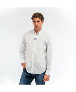 Eleganz und sportlicher Stil treffen in den Herrenhemden von BIKKEMBERGS aufeinander. Sie sind aus hochwertigen Materialien gefertigt, bieten eine moderne Passform und unverwechselbare Details, die die urbane Seele der Marke widerspiegeln.