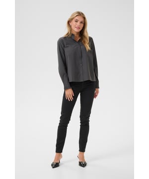 Regular fit,Lange mouwen  Fijne was 30°, niet bleken, niet in de droger drogen, Druipnat ophangen in de schaduw, warm strijken max. 150° C, Chemisch laten reinigen.  80% Polyester,20% Katoen