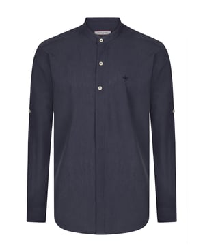 Das Felix Hardy Herren Basic-Hemd – ein zeitloses Essential für jede Garderobe. Gefertigt aus hochwertigem, atmungsaktivem Stoff bietet dieses Hemd ultimativen Komfort und einen gepflegten Look. Dank seines schlichten, minimalistischen Designs mit klassischem Kragen und durchgehender Knopfleiste ist es sowohl für legere als auch formelle Anlässe vielseitig einsetzbar. Die taillierte Passform sorgt für eine elegante Silhouette, während das leichte Material ganztägigen Tragekomfort gewährleistet. Ob lässig mit Jeans oder elegant mit Stoffhosen kombiniert – dieses Basic-Hemd ist die perfekte Grundlage für mühelosen Stil.