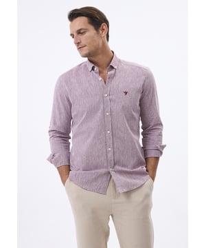 Das Felix Hardy Herren Basic-Hemd – ein zeitloses Essential für jede Garderobe. Gefertigt aus hochwertigem, atmungsaktivem Stoff bietet dieses Hemd ultimativen Komfort und einen gepflegten Look. Dank seines schlichten, minimalistischen Designs mit klassischem Kragen und durchgehender Knopfleiste ist es sowohl für legere als auch formelle Anlässe vielseitig einsetzbar. Die taillierte Passform sorgt für eine elegante Silhouette, während das leichte Material ganztägigen Tragekomfort gewährleistet. Ob lässig mit Jeans oder elegant mit Stoffhosen kombiniert – dieses Basic-Hemd ist die perfekte Grundlage für mühelosen Stil.