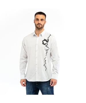 Elegantie en sportieve stijl komen samen in de herenoverhemden van BIKKEMBERGS. Ze zijn gemaakt van hoogwaardige materialen en hebben een moderne pasvorm en opvallende details die de stedelijke ziel van het merk weerspiegelen.