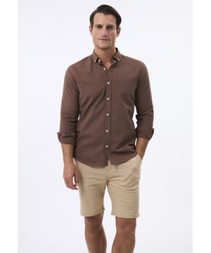 Das Felix Hardy Herren Basic-Hemd – ein zeitloses Essential für jede Garderobe. Gefertigt aus hochwertigem, atmungsaktivem Stoff bietet dieses Hemd ultimativen Komfort und einen gepflegten Look. Dank seines schlichten, minimalistischen Designs mit klassischem Kragen und durchgehender Knopfleiste ist es sowohl für legere als auch formelle Anlässe vielseitig einsetzbar. Die taillierte Passform sorgt für eine elegante Silhouette, während das leichte Material ganztägigen Tragekomfort gewährleistet. Ob lässig mit Jeans oder elegant mit Stoffhosen kombiniert – dieses Basic-Hemd ist die perfekte Grundlage für mühelosen Stil.