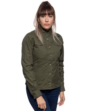 Ob getragen als Jacke oder als Hemd, mit dem Queen Kerosin Funktionshemd sorgst Du für den richtigen Auftritt! Das authentische Hemd im Workwear Style kann mit dem separaten Softshell-Innenfutter ganz leicht auch zur Jacke aufgerüstet werden. Das Obermaterial besteht aus reiner Baumwolle, was zusammen mit dem bequemen Regular Fit für großartigen Komfort sorgt. Eine hochwertige Stickerei im Rücken und auf der Schulter vorne. Das Hemd verfügt über einen klassischen Kragen, Brusttaschen, praktische Reißverschlusstaschen und Manschetten mit Ärmelschlitzen, die mit einem Reißverschluss geschlossen werden können. Auch die vordere Mitte verfügt über einem Reißverschluss, der durch die Knopfblende mit Druckknöpfen verdeckt wird. Funktionalität steht hier großgeschrieben, denn das langarm Funktionshemd von Queen Kerosin verfügt über ein separates Innenfutter mit Innentaschen aus wasser- und windabweisendem Softshell, das ja nach Bedarf komplett per Reißverschluss herausgetrennt und wieder eingesetzt werden kann. So eignet sich die Funktionsjacke auch perfekt für draußen. Das Innenfutter kann innerhalb der »Adventure Gear« auch ausgetauscht werden und mit dem passenden Motorrad Futter der »Motor Gear« kann die Jacke sogar zum Biken verwendet werden. Unser Model ist 1,70 m groß und trägt Größe S.  QUEEN KEROSIN:  Queen Kerosin steht für den amerikanischen Zeitgeist der 50er Jahre mit Rock'n'Roll Rockabilly, Motorrädern, Bikes, Hot Rod und allem was dazu gehört! Unsere Design mit Vintage Charme bringen Dich zurück in die gute ZeitDESIGN: Egal ob als Jacke oder als Hemd getragen, das Funktionshemd von Queen Kerosin kann mit seinen hochwertigen Stickereien, den Brusttaschen und legeren Reißverschlusstaschen überzeugenPASSFORM: Tolle Bequemlichkeit durch angenehmen Regular FitMATERIAL:  Das robuste Material des Oberstoffes besteht aus reiner Baumwolle. Das separate Innenfutter ist aus einem wind- und wasserabweisendem Softshell gefertigtKOMBINATIONSMÖGLICHKEITEN: Egal ob als Jacke mit Softshell Futter oder als einfaches Hemd, das Funktionshemd hinterlässt auf jeden Fall Eindruck!LIEFERUMFANG: Eine Lieferung enthält ein Damen Queen Kerosin Funktionshemd in XS S M L XL XXL 3XL oder 4XL