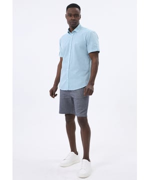 Das Felix Hardy Herren Basic-Hemd – ein zeitloses Essential für jede Garderobe. Gefertigt aus hochwertigem, atmungsaktivem Stoff bietet dieses Hemd ultimativen Komfort und einen gepflegten Look. Dank seines schlichten, minimalistischen Designs mit klassischem Kragen und durchgehender Knopfleiste ist es sowohl für legere als auch formelle Anlässe vielseitig einsetzbar. Die taillierte Passform sorgt für eine elegante Silhouette, während das leichte Material ganztägigen Tragekomfort gewährleistet. Ob lässig mit Jeans oder elegant mit Stoffhosen kombiniert – dieses Basic-Hemd ist die perfekte Grundlage für mühelosen Stil.
