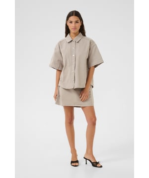 Casual fit,Hüfte Länge,Kurzarm  30° waschbar, Nicht bleichen, Nicht im Trockner trocknen, Tropnass aufhängen, Kalt bügeln max. 110° C, Nicht trockenreinigen  70% Baumwolle,28% Polyester,2% Elasthan