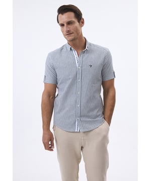 Das Felix Hardy Herrenhemd mit kurzen Ärmeln und Streifen vereint lässigen Stil mit moderner Eleganz. Aus leichtem, atmungsaktivem Stoff gefertigt, sorgt dieses Hemd für Komfort und behält den ganzen Tag über einen gepflegten Look. Das klassische Streifenmuster verleiht einen zeitlosen und stilvollen Akzent, ideal für verschiedene Anlässe, von lockeren Treffen bis hin zu semi-formellen Events. Mit einer Knopfleiste vorne und einem akkuraten Kragen bietet das Hemd eine taillierte Passform, die die Silhouette betont. Die kurzen Ärmel ermöglichen Bewegungsfreiheit und machen es zu einem vielseitigen Kleidungsstück, das sich hervorragend mit Chinos oder Shorts für ein gepflegtes, aber entspanntes Outfit kombinieren lässt.
