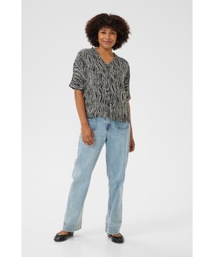 Baggy fit,Korte lengte,Korte mouwen  Fijne was 30°, niet bleken, niet in de droger drogen, Druipnat ophangen in de schaduw, koud strijken max. 110° C, Droogreiniging  100% Viscose (LENZING™ ECOVERO™)