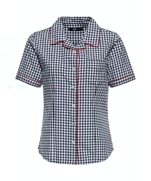 Die extravagante Retro Hemdbluse aus der neuen Kollektion von Queen Kerosin ist eine verspielte Bluse in klassischem Karomuster mit Paspel-Absteppungen. Nostalgisch angehaucht, in weiß-schwarzem Pepitamuster mit Reverskragen unterstützen den Vintage Charme der Bluse. Sie ist leger geschnitten und aus einer angenehm weichen Bio-Baumwollware gefertigt. Die Knopfleiste und eine aufgesetzte Brusttasche runden das Design gekonnt ab.  QUEEN KEROSIN: Queen Kerosin steht für den amerikanischen Zeitgeist der 50er / 60er Jahre mit Rock'n'Roll Rockabilly, Motorrädern, Bikes, Hot Rod und allem was dazu gehört! Unsere Design mit Vintage Charme versetzen Dich zurück in die gute Zeit. DESIGN: Queen Kerosin präsentiert ihr extravagantes Damen Retro Blusenhemd mit  nostalgischem Karomuster und Reverskragen. Die Knopfleiste und die aufgesetzte Brusttasche runden das Design gekonnt ab.PASSFORM:  Ein figurbetonter Slim Fit Schnitt setzt die feminine Silhouette attraktiv in Szene.MATERIAL: Aus weiche, hautfreundliche Bio-Baumwolle hergestellt.KOMBINATIONSMÖGLICHKEITEN: Eine klassische Retro Hemdlbuse mit Karomuster für alle Powerfrauen mit dem gewissen Extra zu Jeans und High Heels authentisch kombiniert.