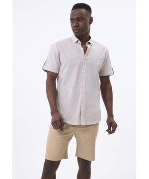 Das Felix Hardy Herren Basic-Hemd – ein zeitloses Essential für jede Garderobe. Gefertigt aus hochwertigem, atmungsaktivem Stoff bietet dieses Hemd ultimativen Komfort und einen gepflegten Look. Dank seines schlichten, minimalistischen Designs mit klassischem Kragen und durchgehender Knopfleiste ist es sowohl für legere als auch formelle Anlässe vielseitig einsetzbar. Die taillierte Passform sorgt für eine elegante Silhouette, während das leichte Material ganztägigen Tragekomfort gewährleistet. Ob lässig mit Jeans oder elegant mit Stoffhosen kombiniert – dieses Basic-Hemd ist die perfekte Grundlage für mühelosen Stil.