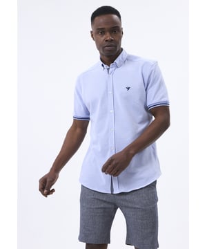 Das Felix Hardy Herren Basic-Hemd ist ein zeitloses Must-have für jede Garderobe. Aus hochwertigem, atmungsaktivem Stoff gefertigt, bietet dieses Hemd höchsten Komfort und einen gepflegten Look. Mit seinem klaren, minimalistischen Design und dem klassischen Kragen sowie der Knopfleiste ist es sowohl für lässige als auch formelle Anlässe vielseitig einsetzbar. Der taillierte Schnitt sorgt für eine schlanke Silhouette, während das leichte Material ganztägigen Tragekomfort bietet. Ob kombiniert mit Jeans oder elegant mit Hosen getragen, dieses Basic-Hemd bildet die perfekte Grundlage für mühelosen Stil.