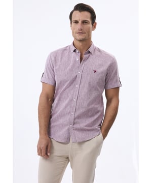 Das Felix Hardy Herren Basic-Hemd – ein zeitloses Essential für jede Garderobe. Gefertigt aus hochwertigem, atmungsaktivem Stoff bietet dieses Hemd ultimativen Komfort und einen gepflegten Look. Dank seines schlichten, minimalistischen Designs mit klassischem Kragen und durchgehender Knopfleiste ist es sowohl für legere als auch formelle Anlässe vielseitig einsetzbar. Die taillierte Passform sorgt für eine elegante Silhouette, während das leichte Material ganztägigen Tragekomfort gewährleistet. Ob lässig mit Jeans oder elegant mit Stoffhosen kombiniert – dieses Basic-Hemd ist die perfekte Grundlage für mühelosen Stil.