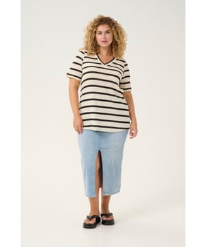 Loose fit,Korte mouwen  Fijne was 30°, niet bleken, niet in de droger drogen, Druipnat ophangen in de schaduw, warm strijken max. 150° C,   55% Katoen,45% Polyester