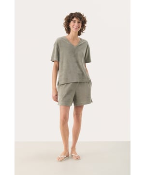 Loose fit,Korte mouwen  Fijne was 30°, niet bleken, niet in de droger drogen, Druipnat ophangen in de schaduw, koud strijken max. 110° C,   80% Katoen (Organisch),20% Polyester
