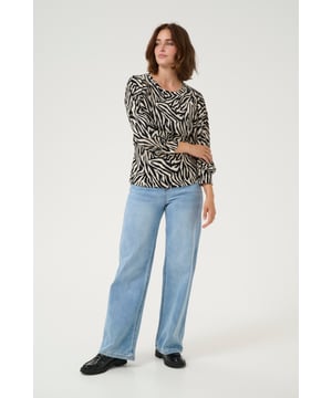 Regular fit,3/4 mouwen  Fijne was 30°, niet bleken, niet in de droger drogen, Druipnat ophangen in de schaduw, koud strijken max. 110° C, Niet droog reinigen  95% Polyester (Gerecycled),5% Elastaan