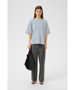 Relaxed fit,Drop shoulder  Schonwäsche 30°, Nicht bleichen, Nicht im Trockner trocknen, Liegend trocken., Kalt bügeln max. 110° C, Trockenreinigung  53% Viskose,42% Polyester,5% Elasthan