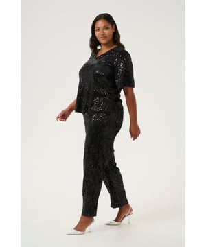 Loose fit,Elleboog lengte  Fijne was 30°, niet bleken, niet in de droger drogen, Druipnat ophangen in de schaduw, niet strijken, Niet droog reinigen  100% Polyester