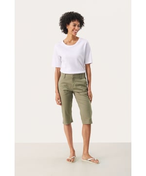 Classic fit,Regular taille,Net onder de knie,Slim  Wassen op 30°, niet bleken, niet in de droger drogen, Druipnat ophangen in de schaduw, warm strijken max. 150° C,.  98% Katoen,2% Elastaan