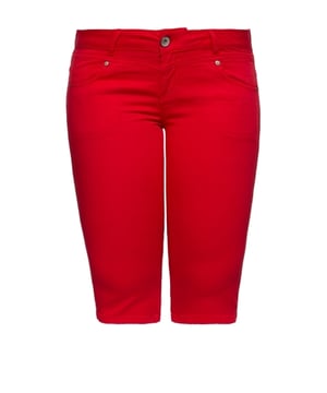 Jetzt wird's sommerlich feminin, mit der Slim Fit Caprihose von ATT! Ein toller Sitz im Slim Fit mit normaler Leibhöhe betont die feminine Figur gekonnt. Für einen super Komfort sorgt das hautfreundliche Gewebe mit elastischem Stretch. Der klassische Look, typisch für Jeans, wird durch die Anordnung der Taschen im 5-Pocket Design erzielt. Durch die schlichte Gestaltung mit Capri-Schlitz, lässt sich die sommerliche Caprihose wunderbar vielfältig kombinieren.  AMOR, TRUST & TRUTH: Gute Qualität und hochwertige Verarbeitung sind uns sehr wichtig! Darauf achten wir auch bei unseren femininen und legeren DesignDESIGN: Klasse Caprihose im Slim Fit und 5-Pocket Look von ATT im cleanen, schlichten Design mit Capri-SchlitzenPASSFORM: Der feminine Slim Fit betont die weibliche Silhouette gekonnt und sorgt für einen knackigen Sitz MATERIAL: Das Gewebe aus Lyocell und Baumwolle mit Stretch erweist sich als super hautfreundlich und trägt zu einem großartigen Komfort beiKOMBINATIONSMÖGLICHKEIT: Sommerlicher Kombipartner, der durch seine schlichte Optik vielfältig kombinieren lässtLIEFERUMFANG: Die Damenhose von ATT ist in den Größen 34 - 44 verfügbar
