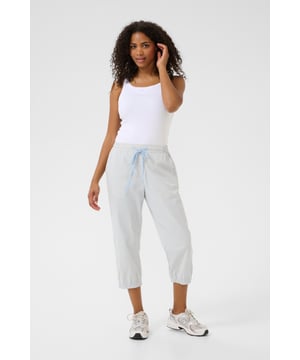 Relaxed fit,Normale Passform,Midi-Länge  30° waschbar, Nicht bleichen, Trocknen im Trockner schonend, Tropnass aufhängen im Schatten, Warm bügeln max. 150° C, Trockenreinigung  100% Baumwolle