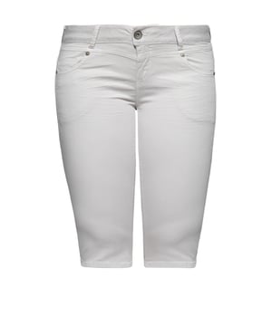 Jetzt wird's sommerlich feminin, mit der Slim Fit Caprihose von ATT! Ein toller Sitz im Slim Fit mit normaler Leibhöhe betont die feminine Figur gekonnt. Für einen super Komfort sorgt das hautfreundliche Gewebe mit elastischem Stretch. Der klassische Look, typisch für Jeans, wird durch die Anordnung der Taschen im 5-Pocket Design erzielt. Durch die schlichte Gestaltung mit Capri-Schlitz, lässt sich die sommerliche Caprihose wunderbar vielfältig kombinieren.  AMOR, TRUST & TRUTH: Gute Qualität und hochwertige Verarbeitung sind uns sehr wichtig! Darauf achten wir auch bei unseren femininen und legeren DesignDESIGN: Klasse Caprihose im Slim Fit und 5-Pocket Look von ATT im cleanen, schlichten Design mit Capri-SchlitzenPASSFORM: Der feminine Slim Fit betont die weibliche Silhouette gekonnt und sorgt für einen knackigen Sitz MATERIAL: Das Gewebe aus Lyocell und Baumwolle mit Stretch erweist sich als super hautfreundlich und trägt zu einem großartigen Komfort beiKOMBINATIONSMÖGLICHKEIT: Sommerlicher Kombipartner, der durch seine schlichte Optik vielfältig kombinieren lässtLIEFERUMFANG: Die Damenhose von ATT ist in den Größen 34 - 44 verfügbar