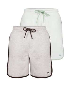 Die Felix Hardy Herrenshorts vereinen Komfort und Stil und sind die ideale Wahl für legere Tage bei warmem Wetter. Aus einem leichten, atmungsaktiven Stoff gefertigt, bieten diese Shorts hervorragenden Tragekomfort und Langlebigkeit für den täglichen Gebrauch. Der mittelhohe Bund und die taillierte Passform sorgen für eine moderne, schmeichelhafte Silhouette, während das flexible Design Bewegungsfreiheit ermöglicht. Mit praktischen Seiten- und Gesäßtaschen sind diese Shorts sowohl funktional als auch stilvoll. Ob für einen entspannten Tag unterwegs oder lockere Treffen – diese Shorts sind eine vielseitige Ergänzung für jede Garderobe und bieten einen raffinierten, dennoch legeren Look.