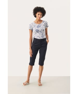 Classic fit,Regular taille,Net onder de knie,Slim  Wassen op 30°, niet bleken, niet in de droger drogen, Druipnat ophangen in de schaduw, warm strijken max. 150° C,.  98% Katoen,2% Elastaan