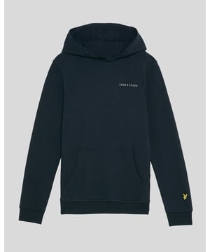 Machen Sie Ihren Kindern Freude und verwöhnen Sie sie mit unserem klassischen Kinder-Hoodie. Hergestellt aus weichem, waschbarem Baumwolljersey, verfügt er über eine Kapuze mit Kordelzug und eine Kängurutasche vorne. Lässige Perfektion. – Verstellbare Kapuze – Charakteristisches Lyle & Scott-Logo auf dem linken Ärmel – Kängurutasche vorne – Gesticktes Lyle & Scott-Logo in Schrift – Zusammensetzung: 100 % Baumwolle