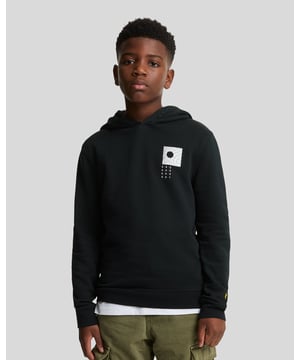 Maak kennis met de Disrupt Graphic Print Hoodie, een essentieel stuk uit onze gewaardeerde Kidswear-collectie, ontworpen voor jongens in de junior en tienerleeftijd. Deze opmerkelijke hoodie toont een opvallende grafische print, waardoor het een unieke aanvulling is op de garderobe van elke jonge mode-enthousiast. Gemaakt van 100% premium katoen, combineert het moeiteloos comfort met stijl en biedt het een moderne pasvorm die perfect is voor diverse gelegenheden.\n\n- Materiaal: 100% Katoen\n- Pasvorm: Regular\n- Logo Branding: Kenmerkende branding\n- Logo Locatie: Strategisch geplaatst voor een verhoogde stijl\n- Veelzijdige styling geschikt voor casual uitjes\n\nVerhoog de lente garderobe van uw kind met deze verfijnde hoodie, die de essentie van hedendaagse jeugdmode belichaamt.