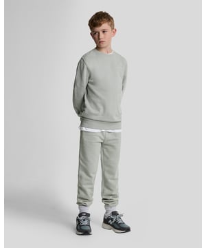 Zum Entspannen, Spielen und für alle anderen Aktivitäten von Kindern: Diese Jogginghose aus weichem Baumwolljersey bietet höchsten Tragekomfort. Sie verfügt über einen elastischen Bund und Bündchen am Saum. Das Lyle & Scott Logo ist in Schreibschrift gestickt.- Elastischer Bund- Verstellbarer Kordelzug- Gesticktes Lyle & Scott Logo in Schreibschrift- Bündchen am Saum- Zusammensetzung: 100 % Baumwolle