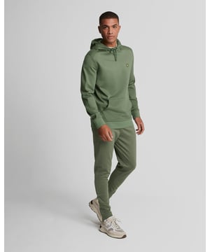 Met lichtgewicht en zachte viscose bieden onze Fly Fleece Trackies extra rek en veelzijdigheid, ongeacht of je actief bent of niet. - 70% viscose 22% polyamide 8% elastaan - Koordsluiting in de taille - 2 zijzakken - 360 gsm stof - Rits aan de zijkant van de pijpen