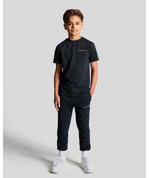 Zum Faulenzen, Spielen und für alles, was Kinder so tun: Diese Jogginghose für Kinder ist aus weichem Baumwolljersey gefertigt, bei dem Komfort an erster Stelle steht. Sie verfügt über einen elastischen Bund und Bündchen am Saum und ist mit dem in Schreibschrift gestickten Lyle & Scott-Logo versehen. – Elastischer Bund – Verstellbarer Kordelzug – Gesticktes Lyle & Scott-Logo in Schreibschrift – Bündchen am Saum – Zusammensetzung: 100 % Baumwolle