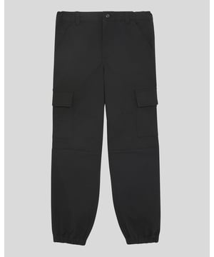 Maak kennis met onze Ripstop Cuffed Cargo Trouser, een verfijnde aanvulling op onze premium kinderkledingcollectie, ontworpen voor modebewuste tieners. Gemaakt van een perfecte mix van 96% katoen en 4% elastaan, belichamen deze broeken een verfijnde esthetiek terwijl ze opmerkelijke duurzaamheid en stretch bieden voor optimaal comfort.\n\n- Materiaal: 96% Katoen, 4% Elastaan \n- Pasvorm: Regular \n- Logo Branding: Subtiel en elegant \n- Locatie van het kledingstuk: Smaakvol gepositioneerd voor onderscheid \n- Veelzijdige styling voor casual en semi-formele gelegenheden \n\nVerhoog de garderobe van je tiener met deze broeken, een perfecte aanvulling op onze voorjaarscollectie voor heren die veelzijdigheid en tijdloze aantrekkingskracht benadrukt.
