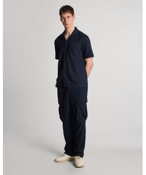 Wir präsentieren unsere Cargohose aus Baumwoll-Leinen, eine herausragende Ergänzung unserer Legacy-Kollektion. Diese Hose mit entspannter Passform verkörpert mühelose Eleganz und wurde sorgfältig gefertigt, um moderne Garderoben aufzuwerten. Die Stoffzusammensetzung aus 40 % Viskose, 31 % Leinen, 26 % Baumwolle und 3 % Elastan sorgt für ultimativen Komfort und einen stilvollen Fall.  - Hochwertiger Baumwoll-Leinen-Mix - Lockerer Schnitt für optimale Bequemlichkeit - Funktionelle Cargotaschen für mehr Funktionalität - Vielseitiger Style für legere und halbformelle Anlässe - Dezentes Logo für dezenten Luxus - Dezent platziertes Logo  Erweitern Sie Ihre Frühlingskollektion für Herren mit dieser Hose, die Funktionalität und Eleganz nahtlos vereint.