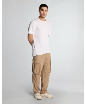 Wir präsentieren unsere Cargohose aus Baumwoll-Leinen, eine herausragende Ergänzung unserer Legacy-Kollektion. Diese Hose mit entspannter Passform verkörpert mühelose Eleganz und wurde sorgfältig gefertigt, um moderne Garderoben aufzuwerten. Die Stoffzusammensetzung aus 40 % Viskose, 31 % Leinen, 26 % Baumwolle und 3 % Elastan sorgt für ultimativen Komfort und einen stilvollen Fall.  - Hochwertiger Baumwoll-Leinen-Mix - Lockerer Schnitt für optimale Bequemlichkeit - Funktionelle Cargotaschen für mehr Funktionalität - Vielseitiger Style für legere und halbformelle Anlässe - Dezentes Logo für dezenten Luxus - Dezent platziertes Logo  Erweitern Sie Ihre Frühlingskollektion für Herren mit dieser Hose, die Funktionalität und Eleganz nahtlos vereint.