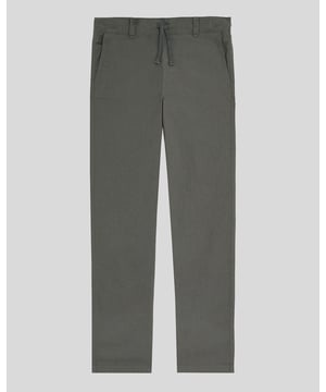 Wir präsentieren unsere Leinenhose, den Gipfel der Eleganz in unserem Kindermode-Sortiment. Diese sorgfältig aus einer luxuriösen Mischung aus 70 % Leinen und 30 % Baumwolle gefertigte Hose verkörpert Eleganz und Komfort für den anspruchsvollen jungen Gentleman. Ihre maßgeschneiderte Passform sorgt für eine tadellos raffinierte Silhouette und macht sie zu einer unverzichtbaren Ergänzung jeder Frühlingsgarderobe. – Material: 70 % Leinen, 30 % Baumwolle – Passform: Normal – Logo-Branding: Dezentes Emblem – Branding-Position: Dezent platziert – Funktionalität: Atmungsaktiv und leicht – Styling-Vielseitigkeit: Ideal für legere und formelle Anlässe. Werten Sie den Stil Ihres Kindes in diesem Frühling mit dieser Hose auf, die Komfort und Eleganz nahtlos vereint.