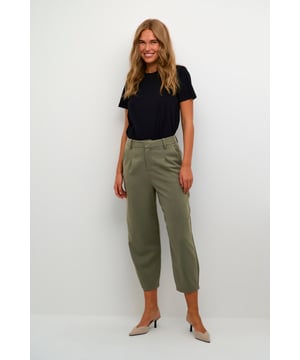 Regular fit,Hoge taille,Cropped lengte,Straight  Wassen op 30°, niet bleken, niet in de droger drogen, Druipnat ophangen in de schaduw, koud strijken max. 110° C, Droogreiniging  64% Polyester (Gerecycled),33% Viscose,3% Elastaan