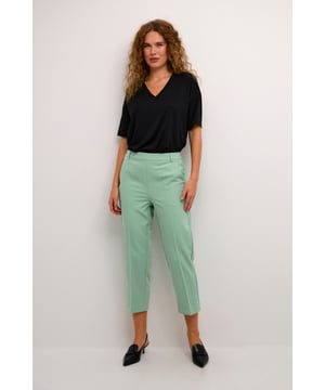 Casual fit,Hoge taille,Cropped lengte,Straight  Wassen op 30°, niet bleken, niet in de droger drogen, Druipnat ophangen in de schaduw, koud strijken max. 110° C, Droogreiniging  77% Polyester (Gerecycled),18% Viscose,5% Elastaan
