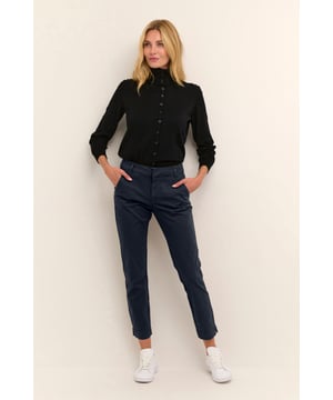 Regular fit,Normale Passform,7/8 Länge,Slim Fit  Schonwäsche 30°, Nicht bleichen, Nicht im Trockner trocknen, Tropnass aufhängen im Schatten, Kalt bügeln max. 110° C, Trockenreinigung  98% Baumwolle,2% Elasthan