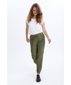 Relaxed fit,Regular taille,Enkel lengte  Wassen op 30°, niet bleken, drogen in droger behoedzaam, Druipnat ophangen in de schaduw, warm strijken max. 150° C, Droogreiniging  100% Katoen