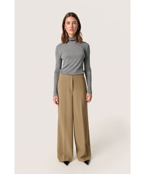 Regular fit,Lange lengte,Relaxed  Fijne was 30°, niet bleken, niet in de droger drogen, Druipnat ophangen in de schaduw, koud strijken max. 110° C, Droogreiniging  78% Polyester,18% Viscose,4% Elastaan