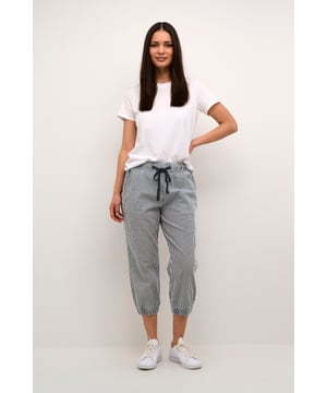 Relaxed fit,Normale Passform,Midi-Länge  30° waschbar, Nicht bleichen, Trocknen im Trockner schonend, Tropnass aufhängen im Schatten, Warm bügeln max. 150° C, Trockenreinigung  100% Baumwolle