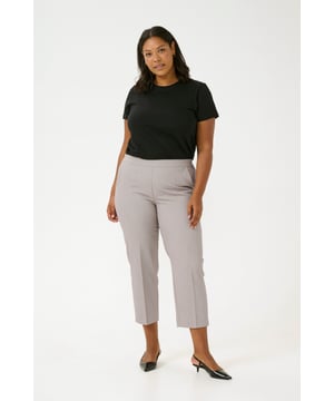 Regular fit,Elastische taille,Cropped lengte,Straight  Wassen op 30°, niet bleken, niet in de droger drogen, Druipnat ophangen in de schaduw, koud strijken max. 110° C, Droogreiniging  77% Polyester (Gerecycled),18% Viscose,5% Elastaan