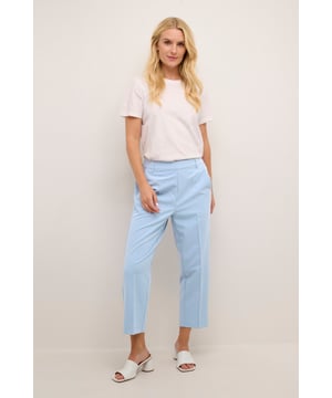 Casual fit,Hoge taille,Cropped lengte,Straight  Wassen op 30°, niet bleken, niet in de droger drogen, Druipnat ophangen in de schaduw, koud strijken max. 110° C, Droogreiniging  77% Polyester (Gerecycled),18% Viscose,5% Elastaan