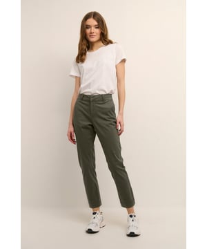 Regular fit,Normale Passform,7/8 Länge,Slim Fit  Schonwäsche 30°, Nicht bleichen, Nicht im Trockner trocknen, Tropnass aufhängen im Schatten, Kalt bügeln max. 110° C, Trockenreinigung  98% Baumwolle,2% Elasthan