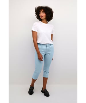 Regular fit,Midi-Länge  Schonwäsche 30°, Nicht bleichen, Nicht im Trockner trocknen, Tropnass aufhängen im Schatten, Kalt bügeln max. 110° C, Trockenreinigung  38% Polyester,30% Baumwolle,30% Viskose,2% Elasthan