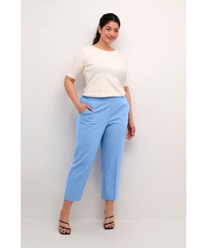 Regular fit,Elastische taille,Cropped lengte,Straight  Wassen op 30°, niet bleken, niet in de droger drogen, Druipnat ophangen in de schaduw, koud strijken max. 110° C, Droogreiniging  77% Polyester (Gerecycled),18% Viscose,5% Elastaan