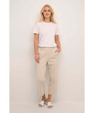 Casual fit,Hoge taille,Cropped lengte,Straight  Wassen op 30°, niet bleken, niet in de droger drogen, Druipnat ophangen in de schaduw, koud strijken max. 110° C, Droogreiniging  77% Polyester (Gerecycled),18% Viscose,5% Elastaan